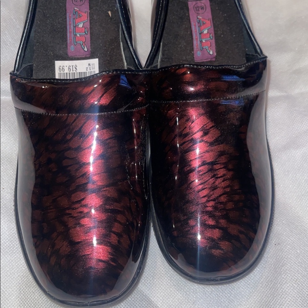 NWT Clogs